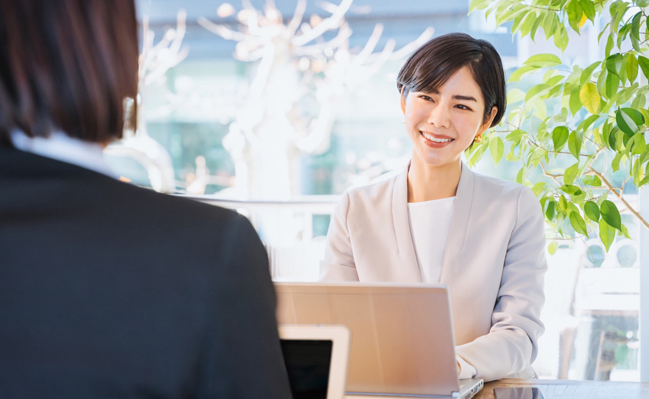女性スタッフが相談を受けている写真